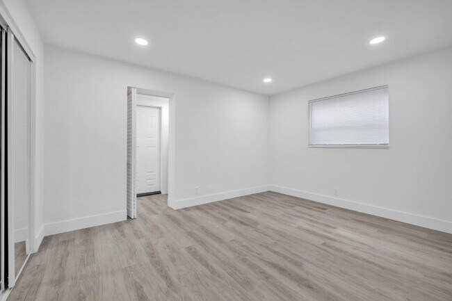 Building Photo - 1015 NE 17th Ave