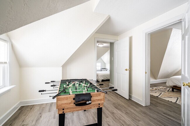 Building Photo - 4Bdrm Upper Flat of Eastside Duplex Fully ...