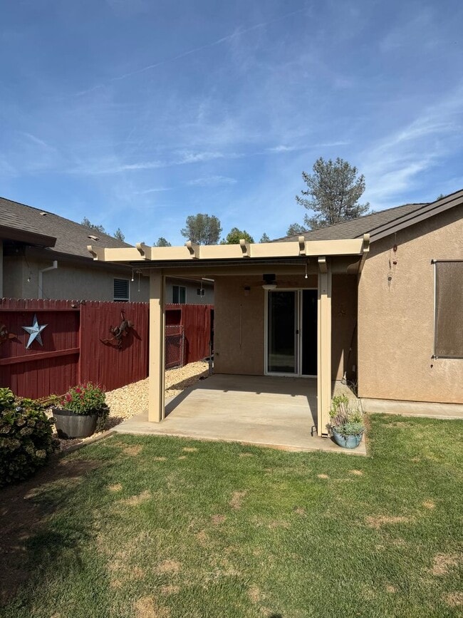 Building Photo - 3-bedroom, 2-bathroom home located in the ...