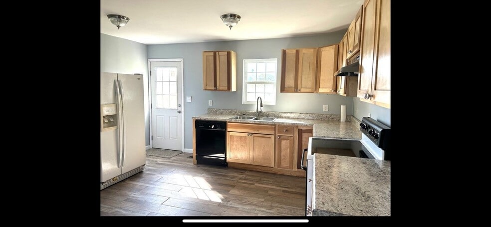 Building Photo - 136 Golf Dr SE