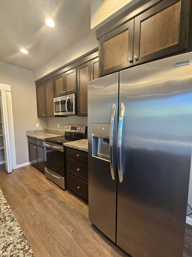 Building Photo - Beautiful Townhomes in East Medford
