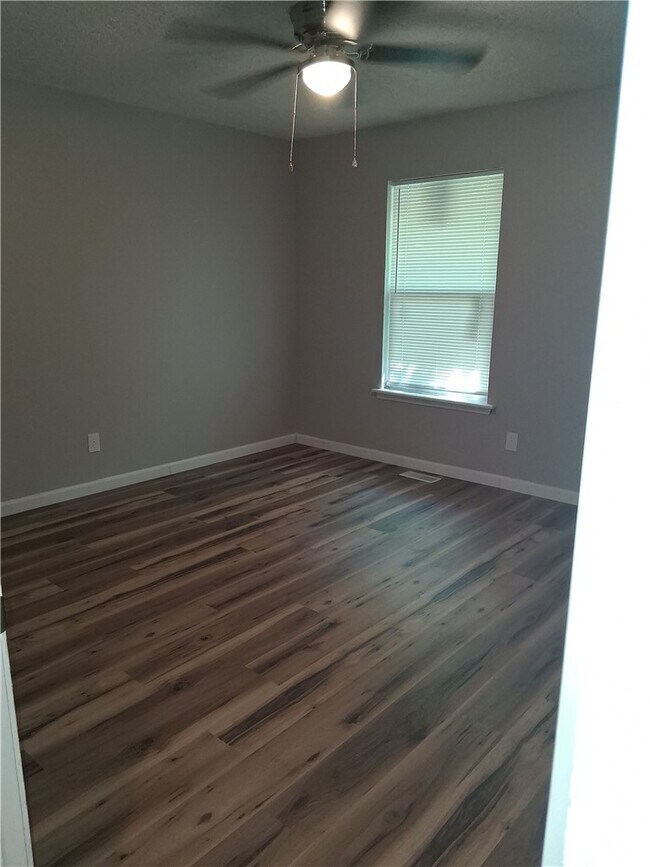 Building Photo - 502 N Betty Jo Dr