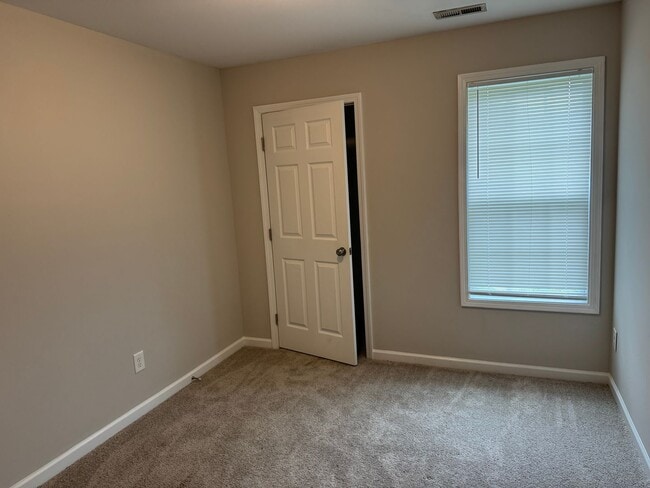 Building Photo - Nice townhouse duplex in convenient Kannap...