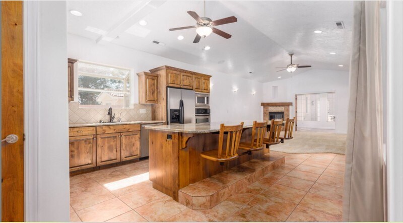 Building Photo - 584 W Mariposa Dr