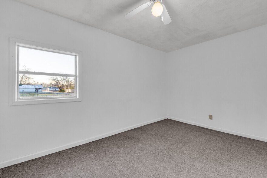 Building Photo - 523 18th St N