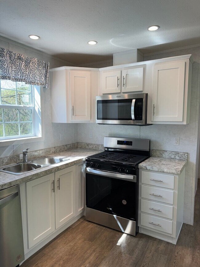 Building Photo - 465-1 Royal Manor Rd-