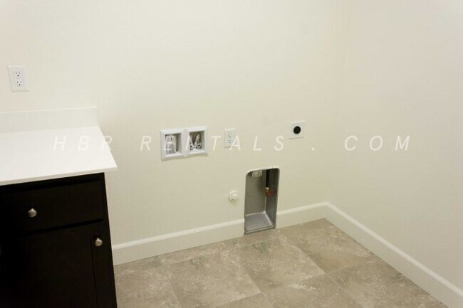 Building Photo - Ellis Neighborhood  | Spacious Single-Stor...