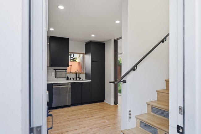 Building Photo - 820 46th St