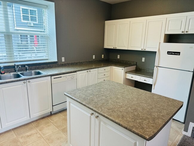 Building Photo - 1712 SE Halyard Ln