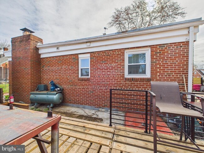 Building Photo - 913 Brooke Rd