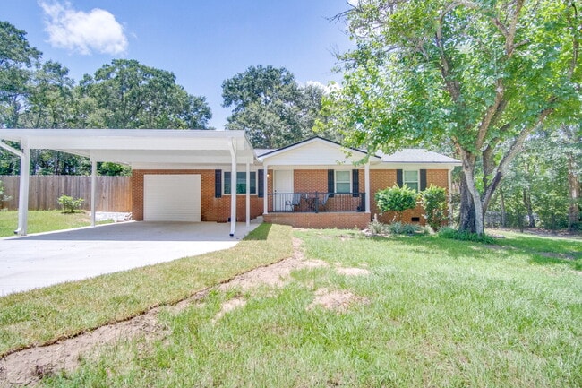 Building Photo - Completely Remodeled 3BR Home on Nearly an Acre with In-Ground Pool, Pool Service Included & Huge...