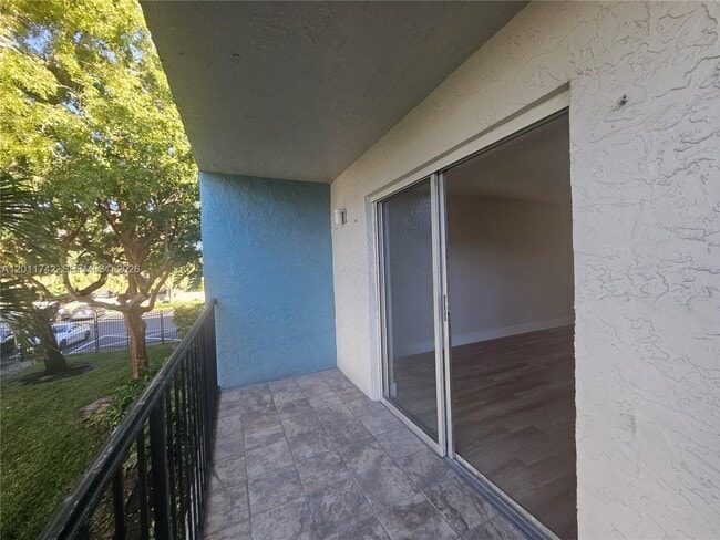 Building Photo - 333 NW 17th Ct