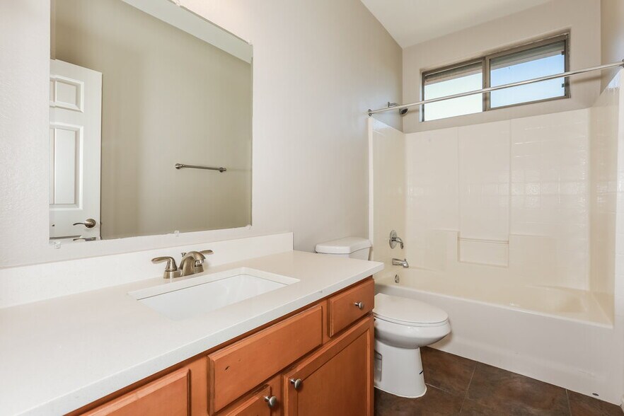 Building Photo - 3826 E Fairview St