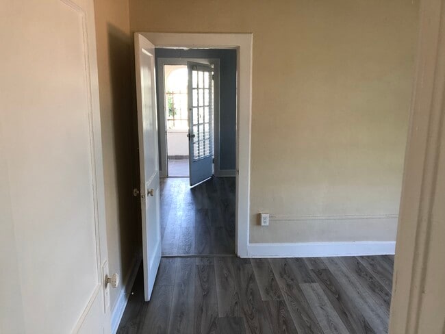 Building Photo - 416 Goodall Ave