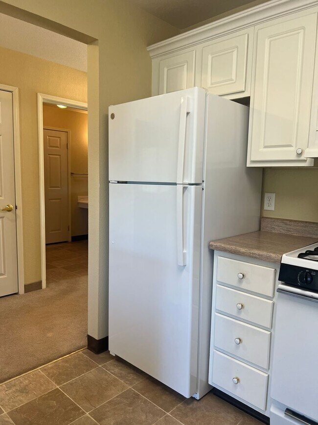 Building Photo - Skyview Apartments-2 bedroom, 2 bath priva...