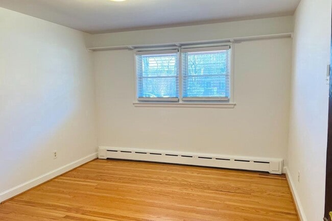 Building Photo - 3900 Laurel Rd