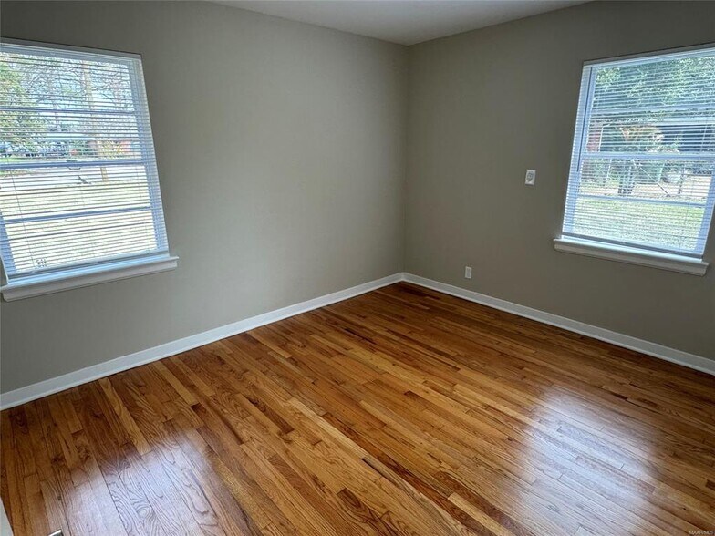 Building Photo - 990 Parkwood Dr