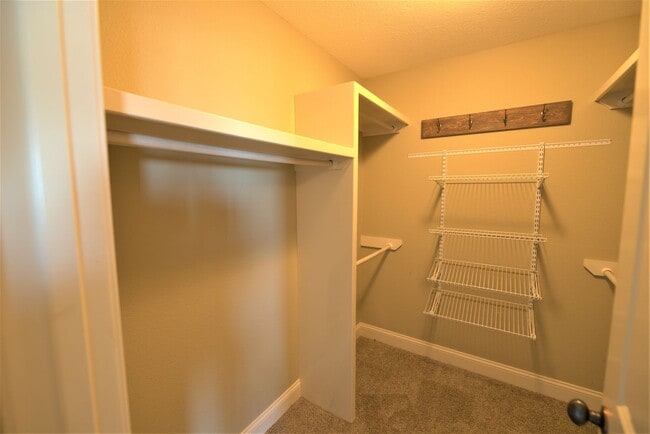 Building Photo - Charming Split Level in Ozark!