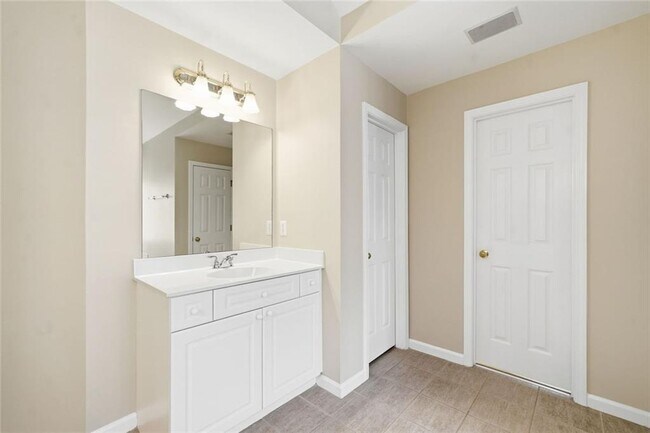 Building Photo - 2058 Woodside Park Dr