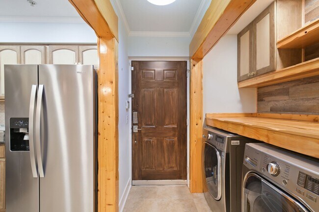 Building Photo - Luxury Finishes Throughout!!