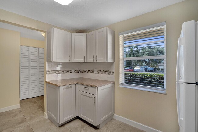 Building Photo - 301 SE 3rd St