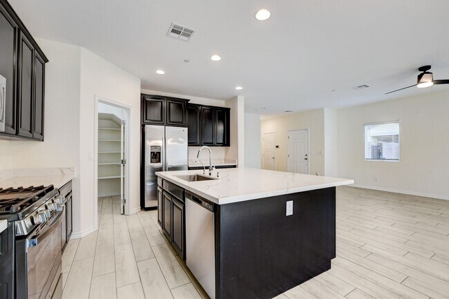 Building Photo - 4 Bedroom Townhouse in Tule Springs