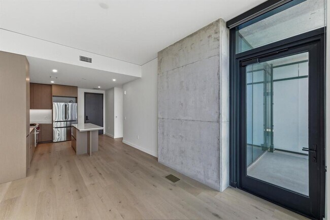 Building Photo - 610 Davis St