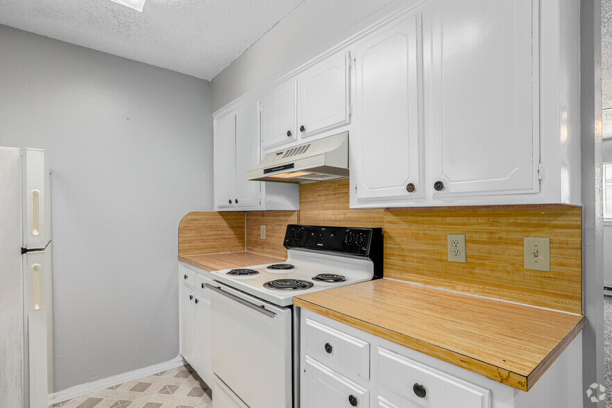 2BD, 1BA - 800SF - Kitchen - Copperstone Point