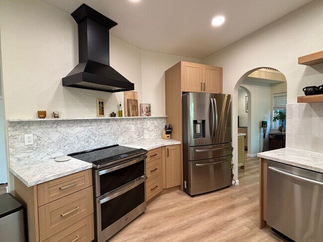 Building Photo - 879 Fall River Trail