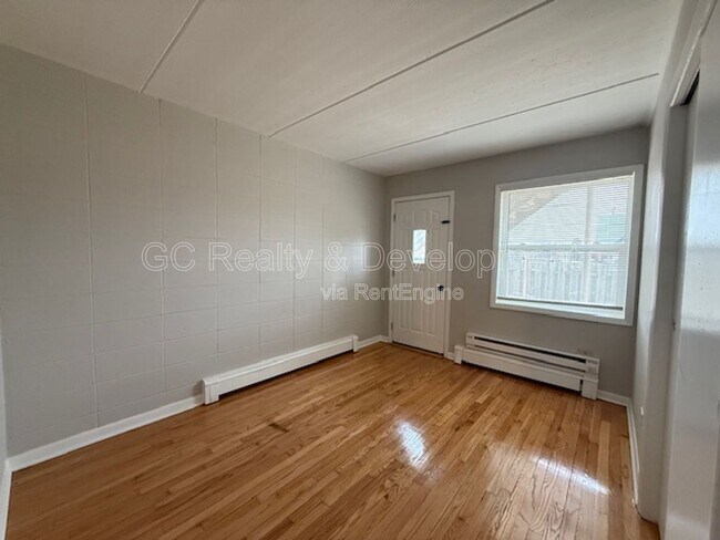 Building Photo - 243 Uteg St