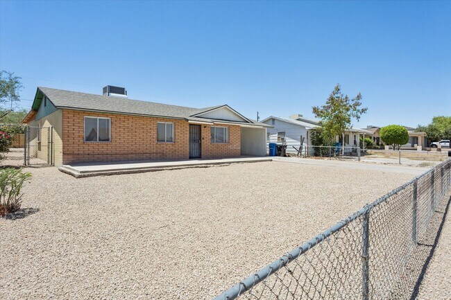 Building Photo - Completely updated minutes to Hiking at South Mountain!!!  Brand New Paint, Tile and Laminate Thr...