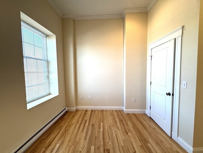 Building Photo - 3 Main St