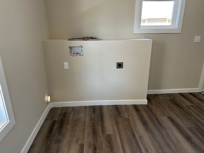 Building Photo - 5 Bed 3 Bath Springfield, MO