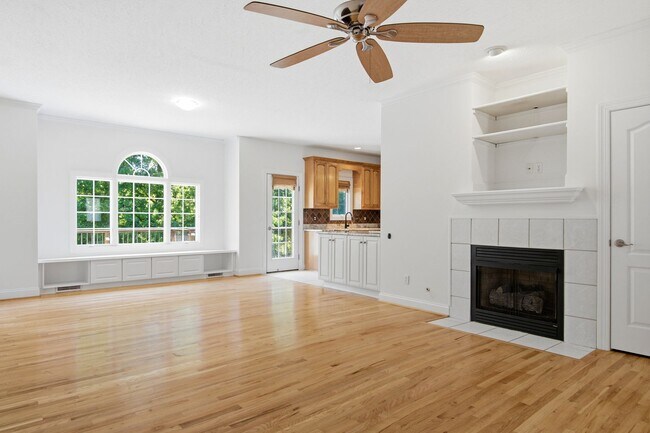 Building Photo - 2645 Blossom Trail E