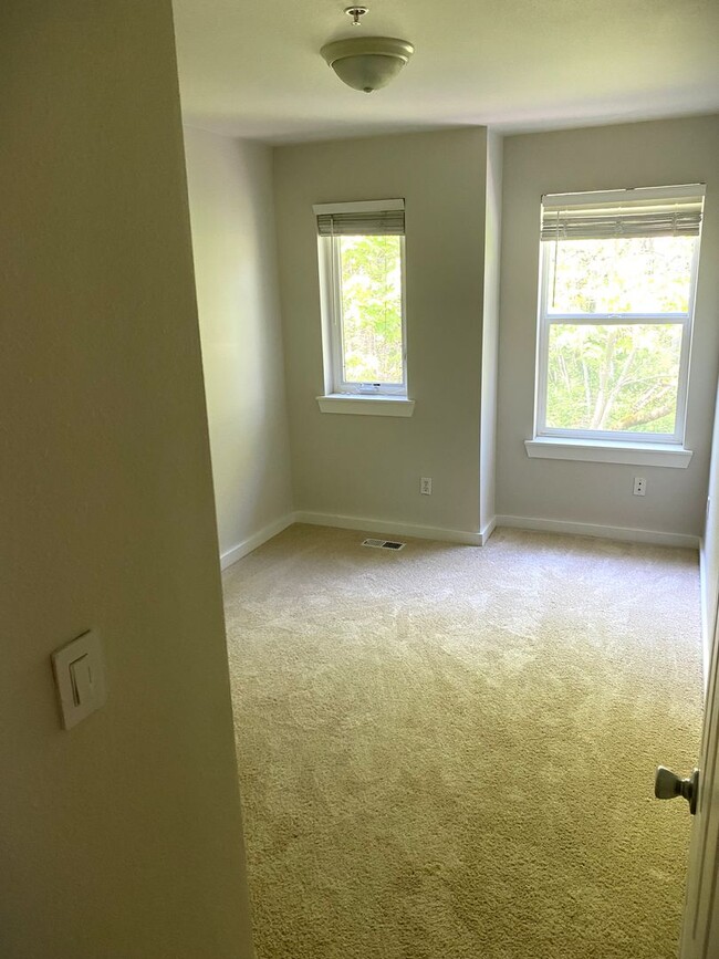 Building Photo - ELEGANT 4 BEDROOM TOWNHOME!  Minutes to La...