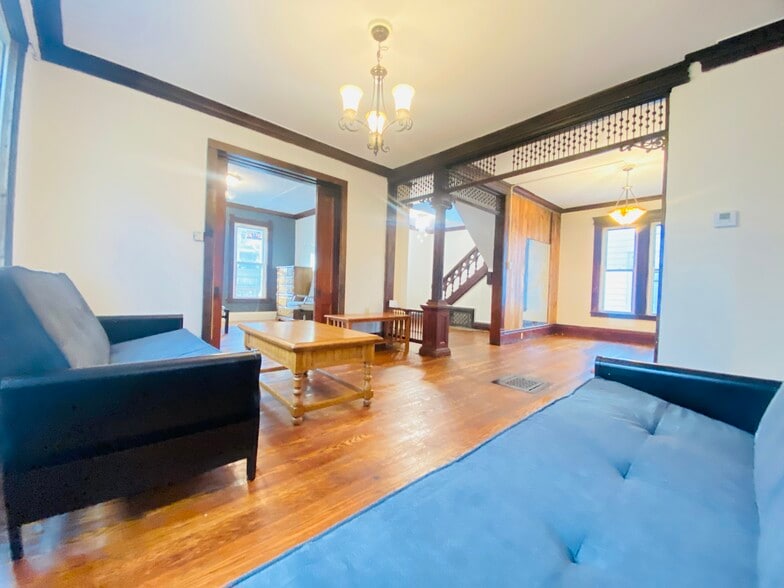 Primary Photo - 1337 Madison St