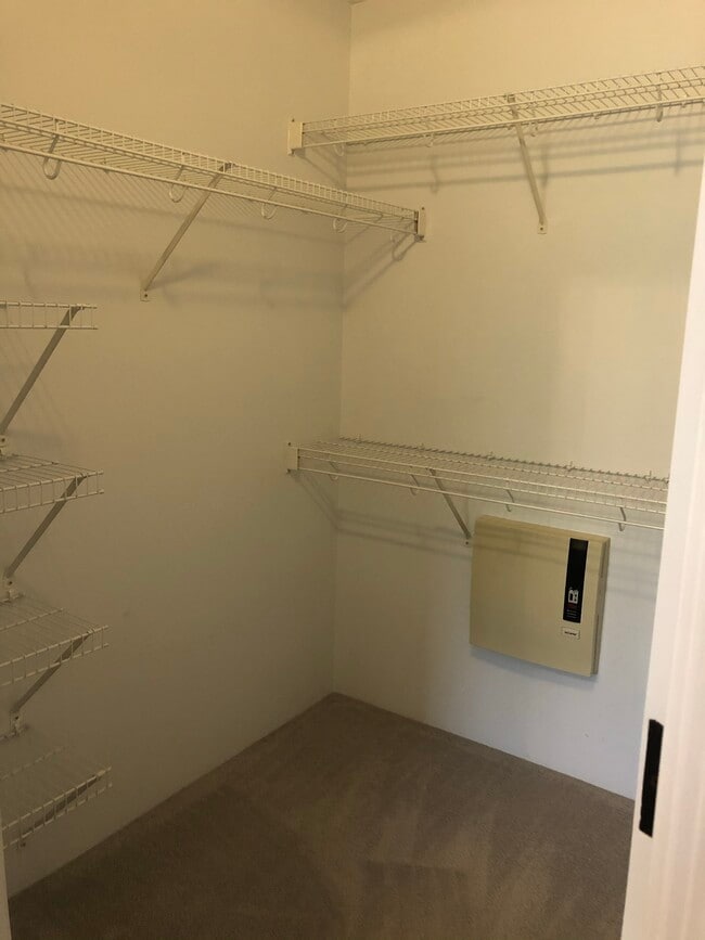 Walk-in closet - 520 Lunalilo Home Rd