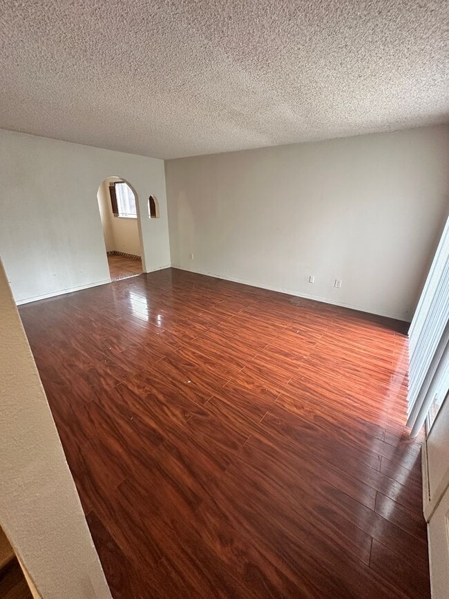 Building Photo - 2-Story 2 Bedroom Townhome with Garage!
