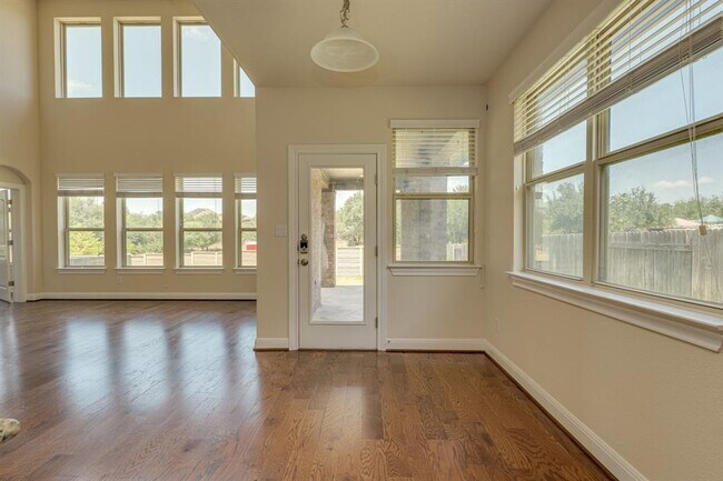 Building Photo - 4233 Privacy Hedge St