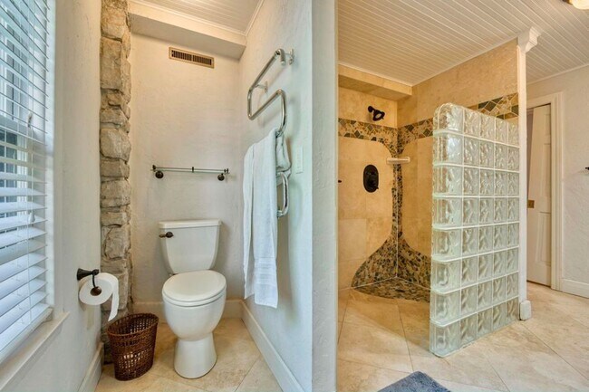 Building Photo - Beautiful 4 bedroom home in University Heights! Don't miss this one!