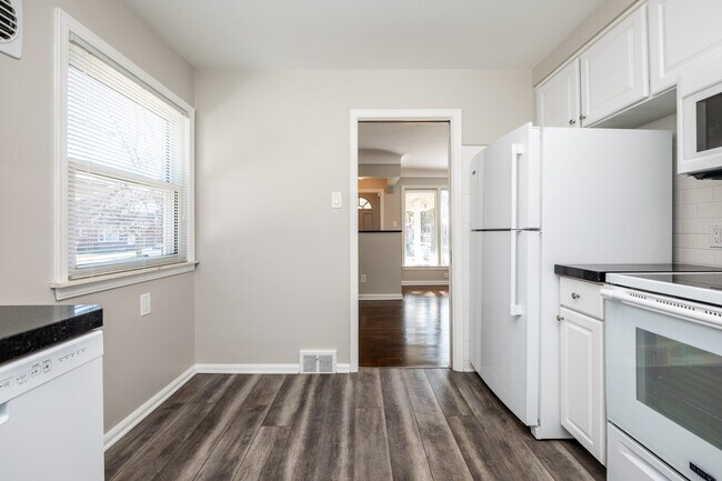 Building Photo - 429 E La Salle Ave