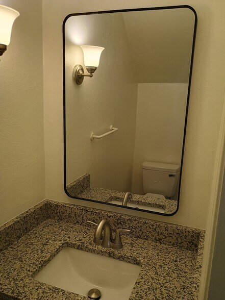 Half bathroom - 6617 Stoney Point North