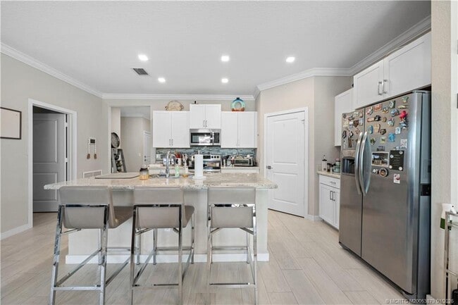 Building Photo - 1550 NE Skyhigh Ter