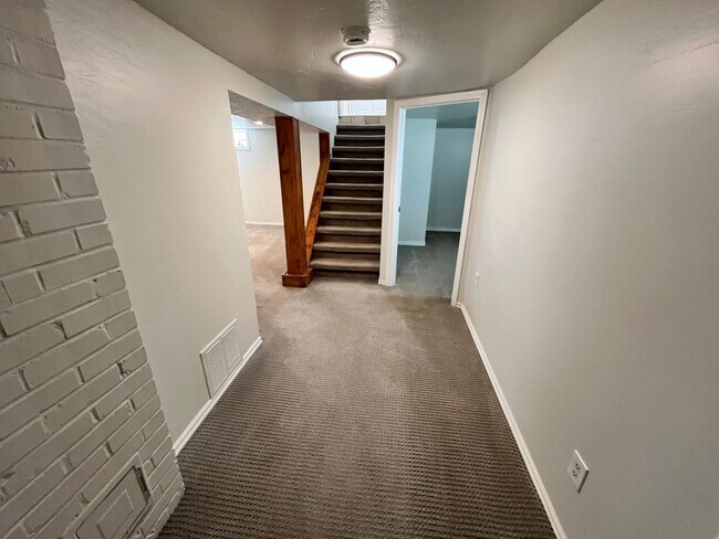 Building Photo - Charming 4 Bedroom 2 Bath Home in Sugarhouse!