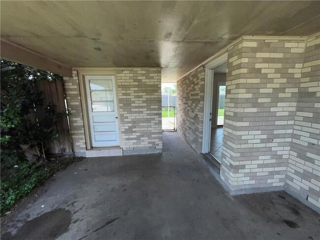 Building Photo - 2500 Campagna Dr