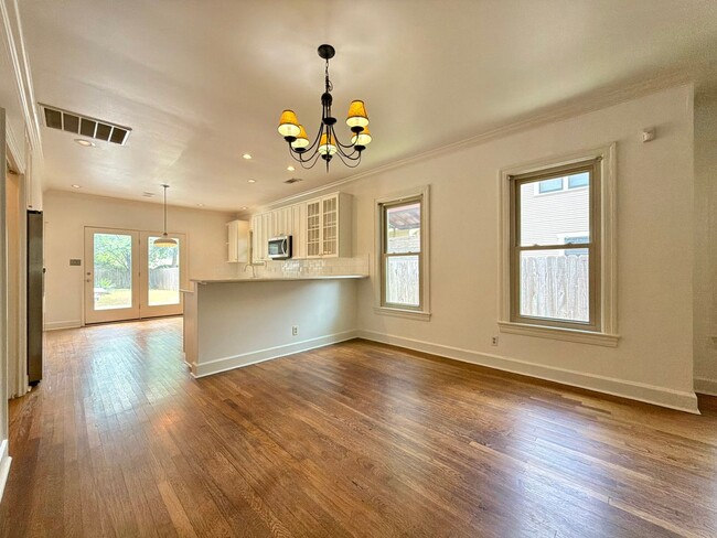 Building Photo - 903 E 38th St