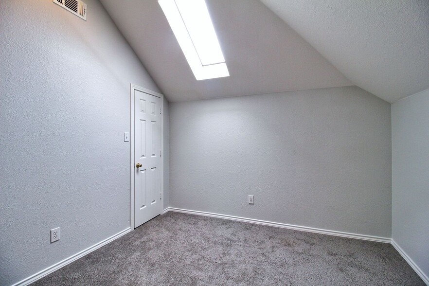 Building Photo - 8435 Creekside Cir