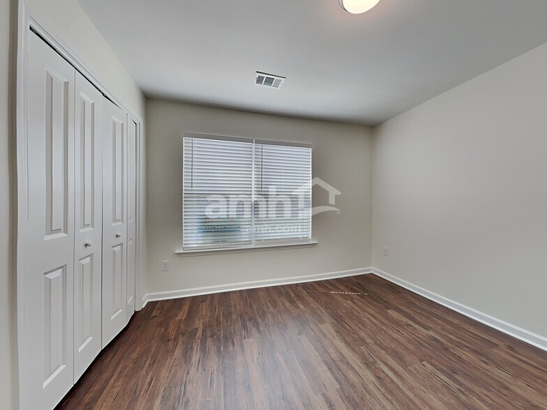 Building Photo - 70 Summer Hill Way