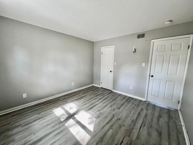 Building Photo - OPEN HOUSE SATURDAY THE 20TH 10AM-12PM! AMAZING 2 BED / 2 BATH CONDO – ONLY 8 BLOCKS FROM THE BEACH!