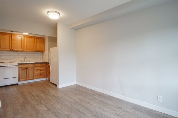 Building Photo - Near OHSU-Well-Appointed Studio Ready Soon!